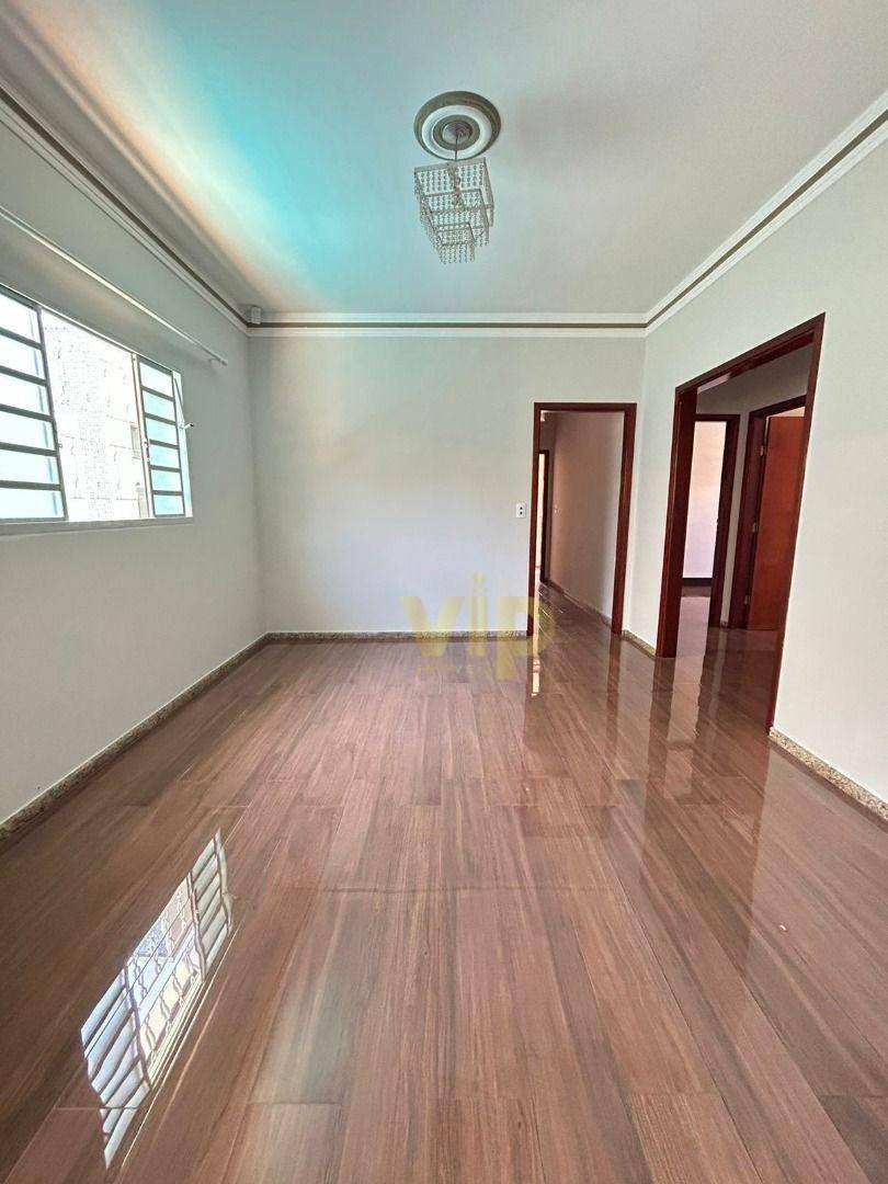 Casa à venda com 3 quartos, 200m² - Foto 2