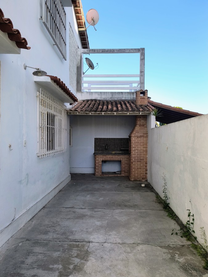 Casa à venda com 4 quartos, 200m² - Foto 2