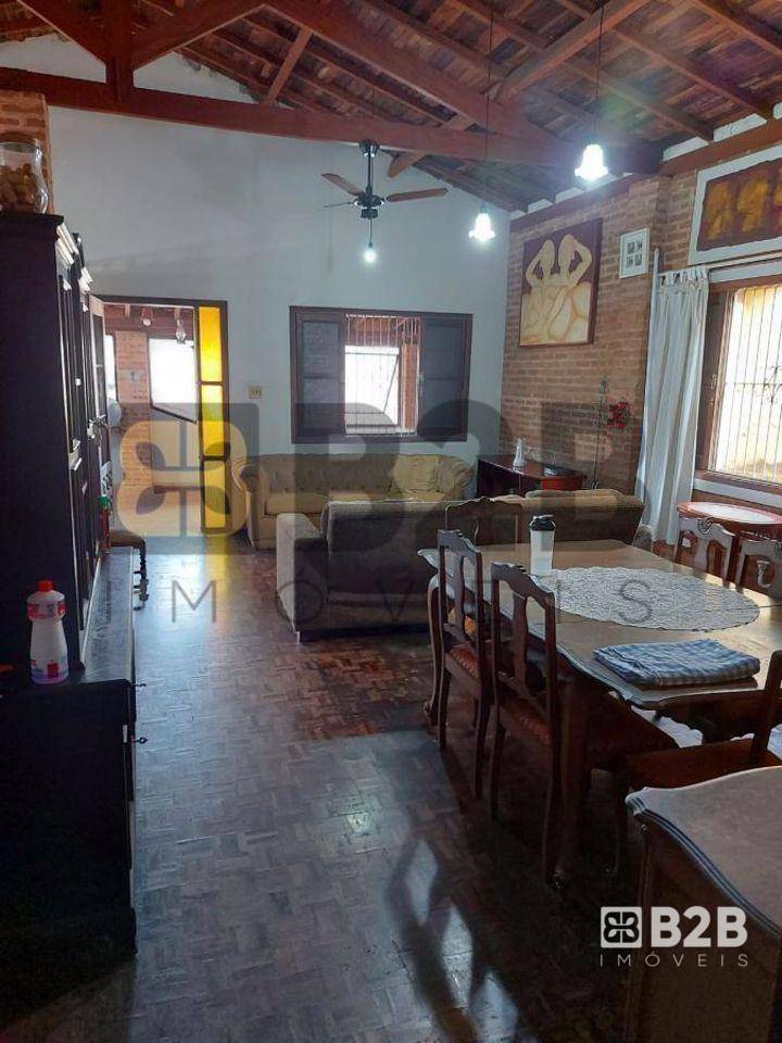 Casa à venda com 5 quartos, 232m² - Foto 1