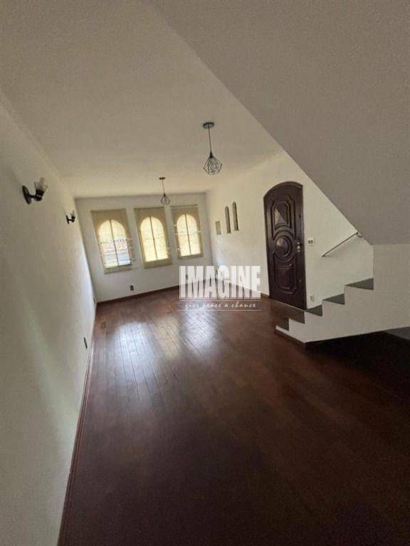 Sobrado à venda com 3 quartos, 180m² - Foto 1