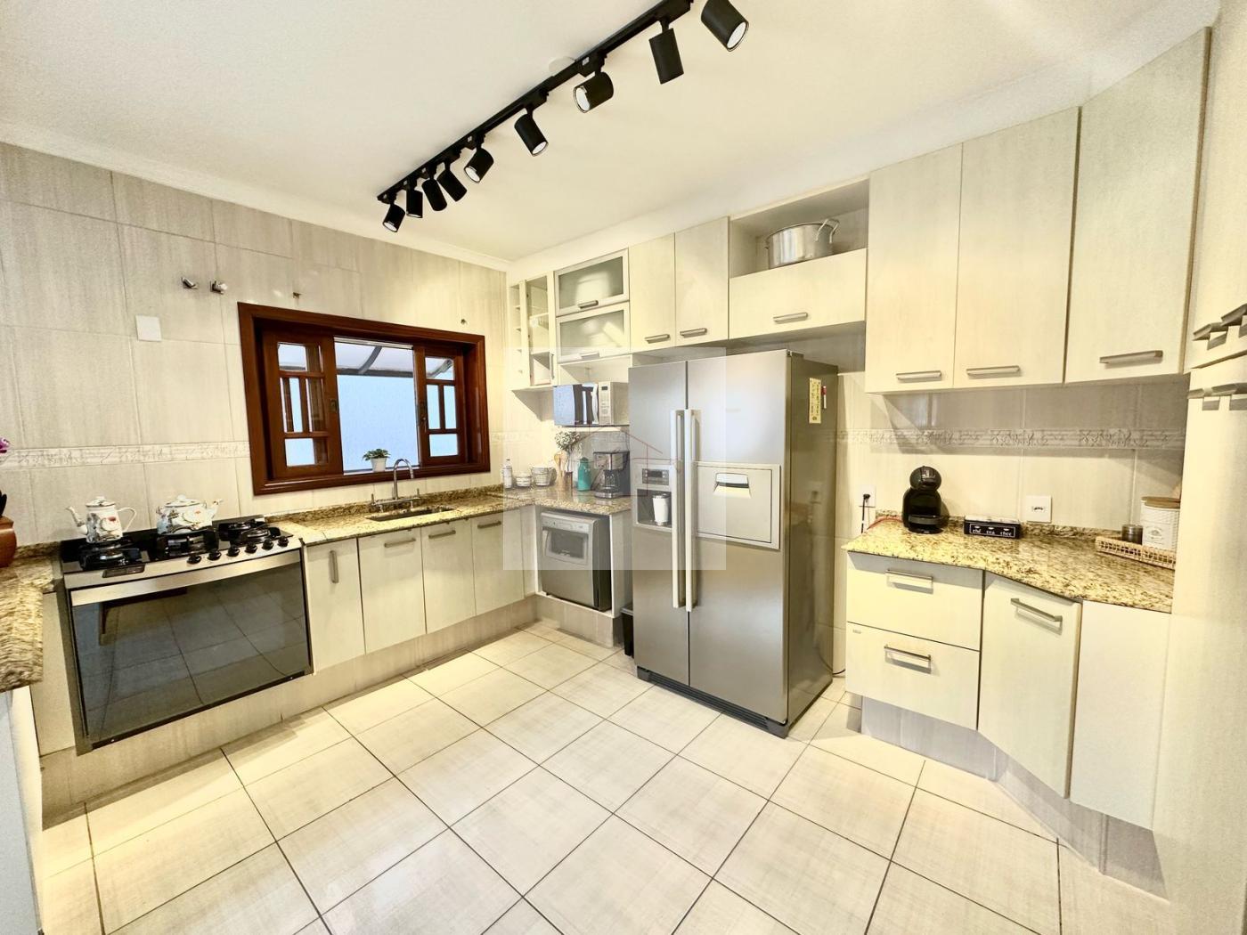 Casa à venda com 3 quartos, 300m² - Foto 8