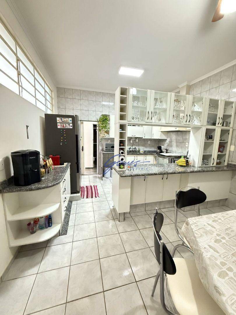 Casa à venda com 3 quartos, 252m² - Foto 13
