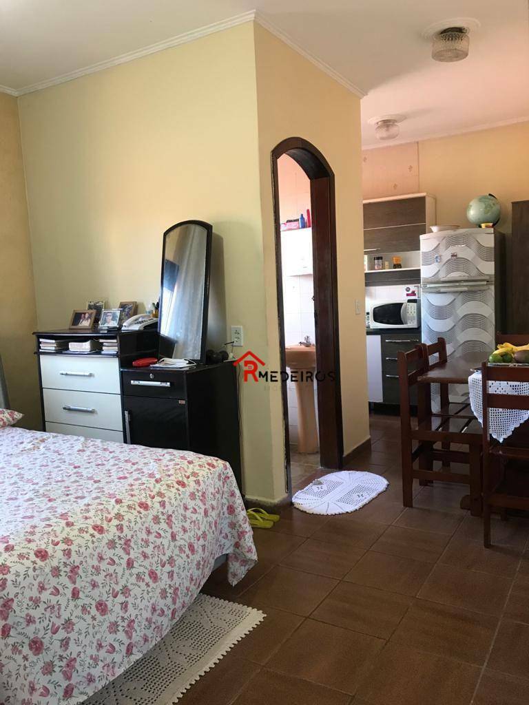 Casa à venda com 6 quartos, 240m² - Foto 1