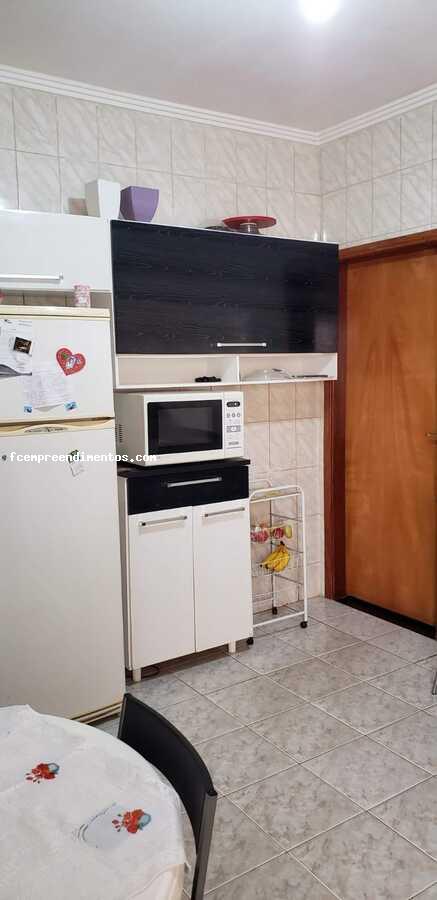 Casa à venda com 2 quartos, 140m² - Foto 2