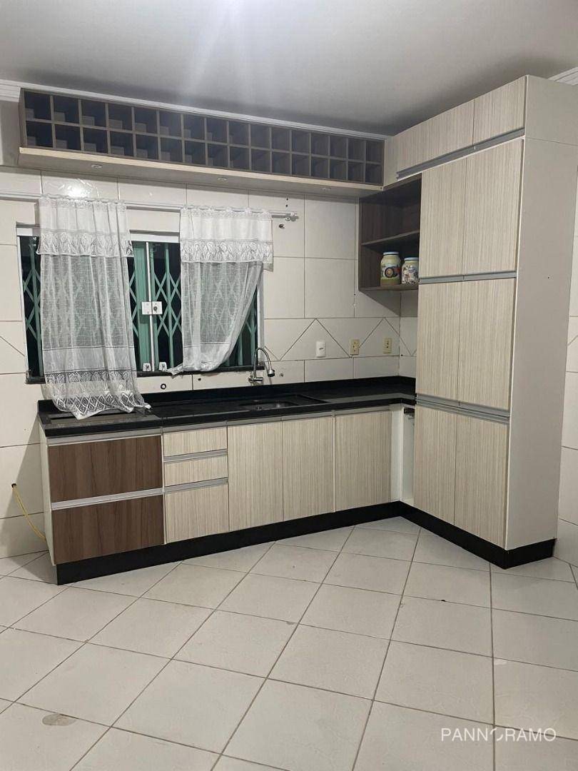 Casa para alugar com 3 quartos, 200m² - Foto 2