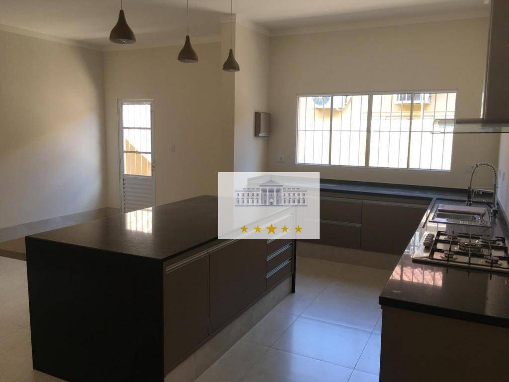 Casa à venda com 3 quartos, 240m² - Foto 1