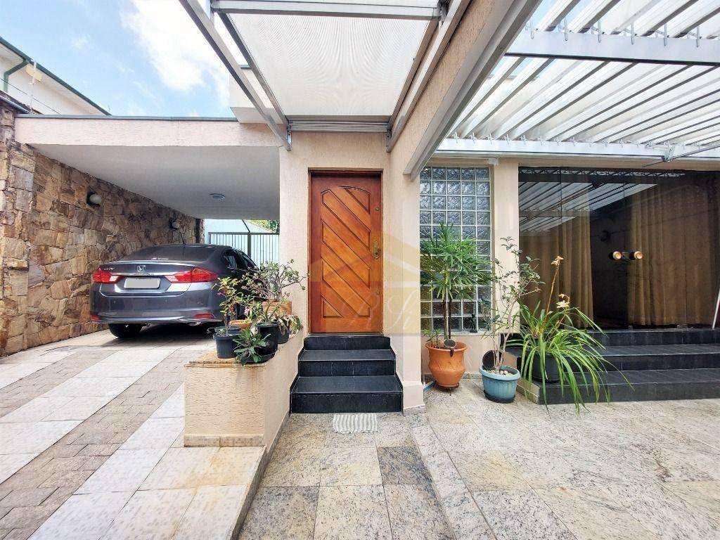 Casa à venda com 3 quartos, 232m² - Foto 1