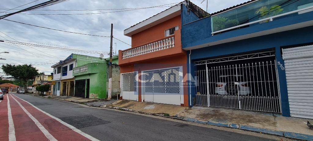 Sobrado à venda com 4 quartos, 200m² - Foto 2