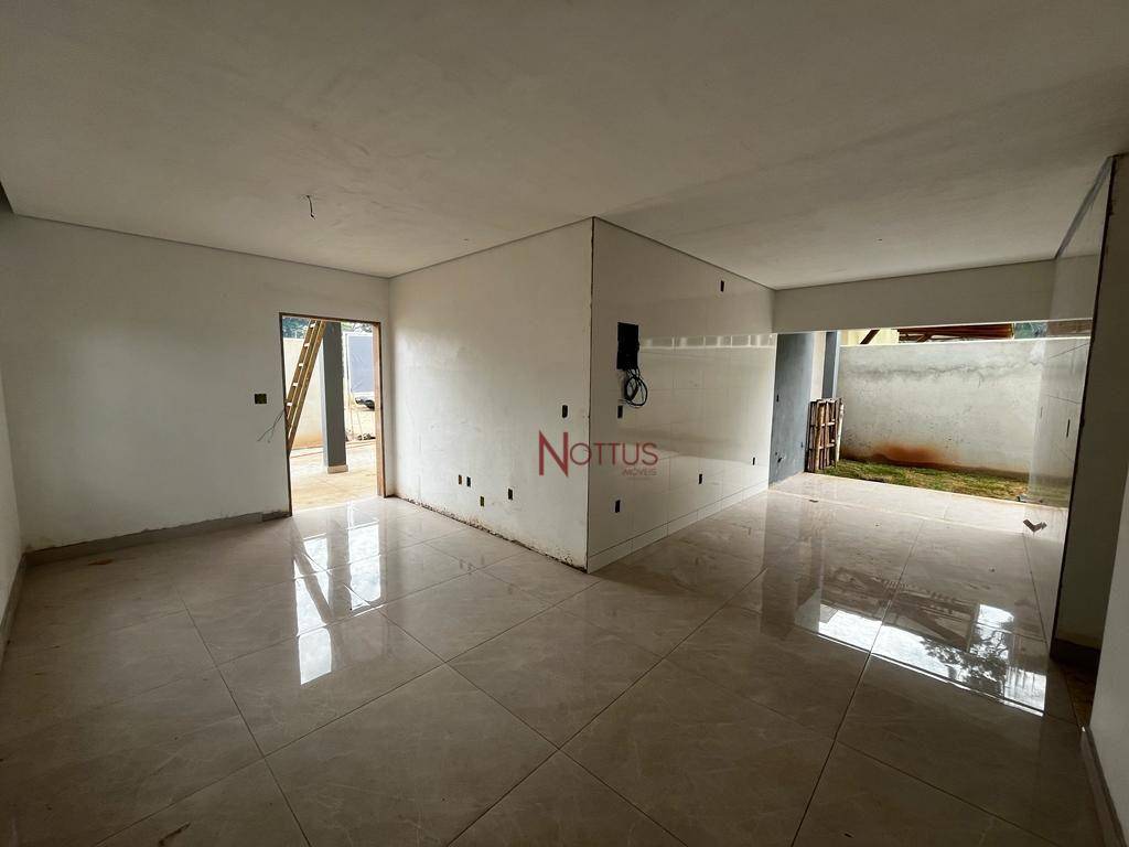 Casa à venda com 3 quartos, 150m² - Foto 1