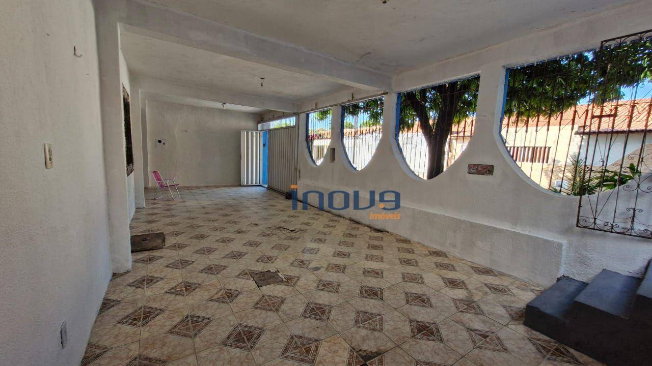 Casa à venda e aluguel com 5 quartos, 192m² - Foto 1