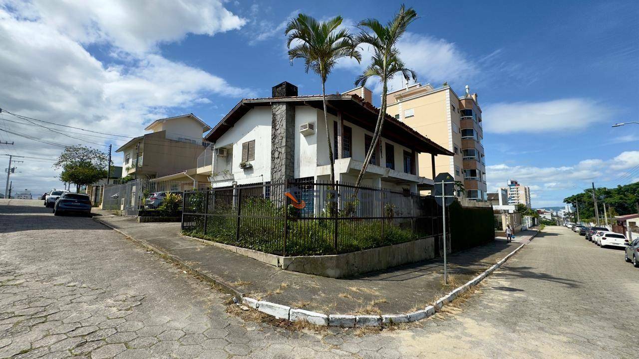 Casa à venda com 5 quartos, 320m² - Foto 1