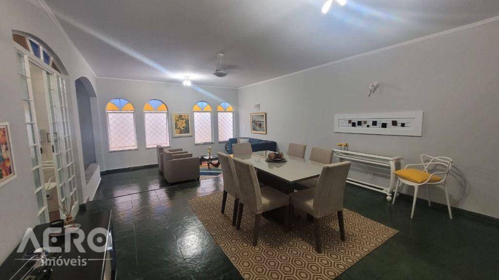 Casa à venda com 4 quartos, 229m² - Foto 1