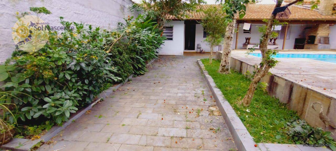 Casa para alugar com 3 quartos, 240m² - Foto 13