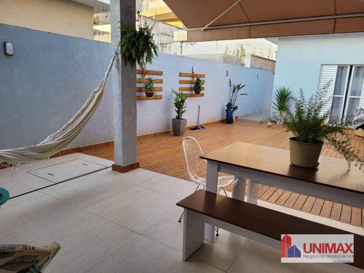 Casa de Condomínio à venda com 4 quartos, 275m² - Foto 1