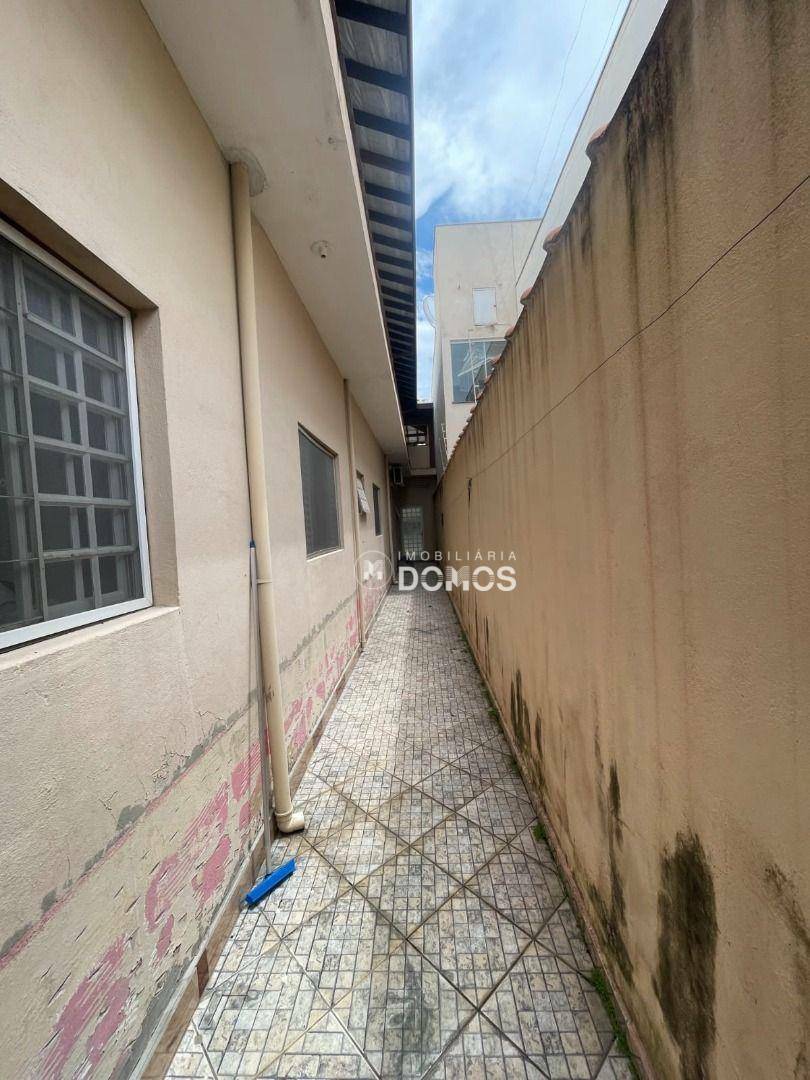 Casa à venda com 3 quartos, 300m² - Foto 2