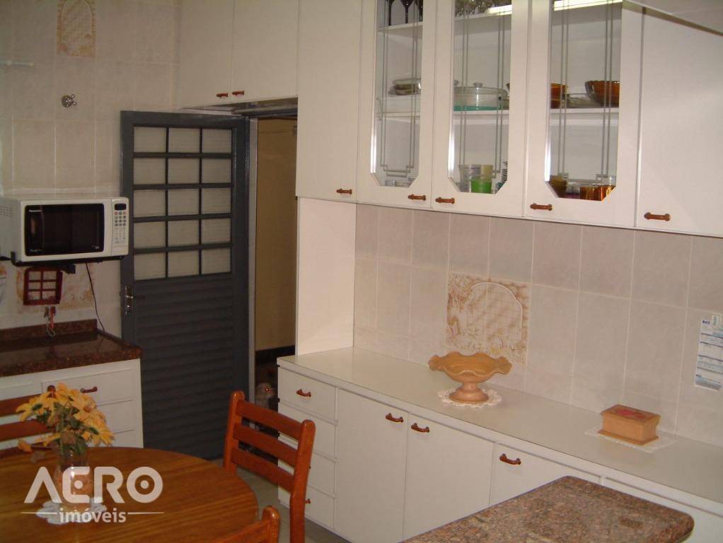 Casa à venda com 5 quartos, 340m² - Foto 7