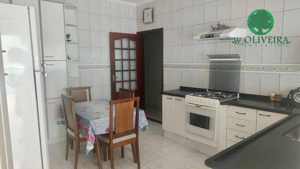 Casa à venda com 3 quartos, 208m² - Foto 2