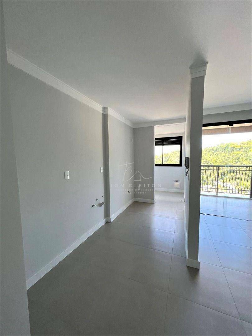 Apartamento à venda com 2 quartos, 70m² - Foto 3