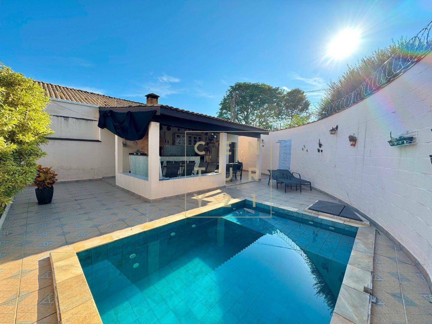 Casa à venda com 3 quartos, 290m² - Foto 1