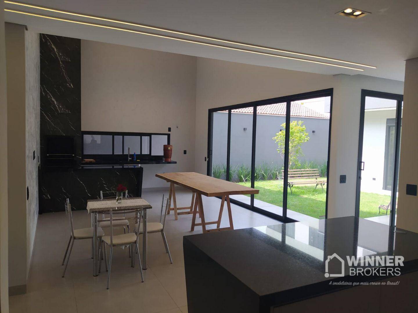 Casa à venda com 3 quartos, 186m² - Foto 1