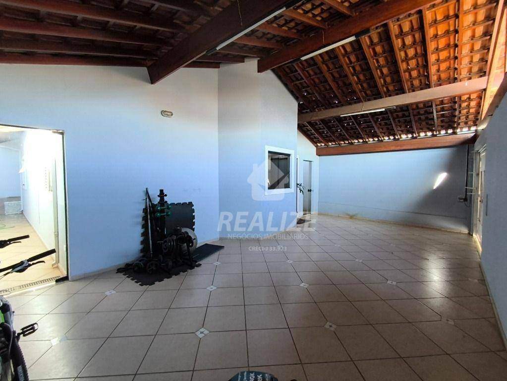 Casa à venda com 3 quartos, 210m² - Foto 3