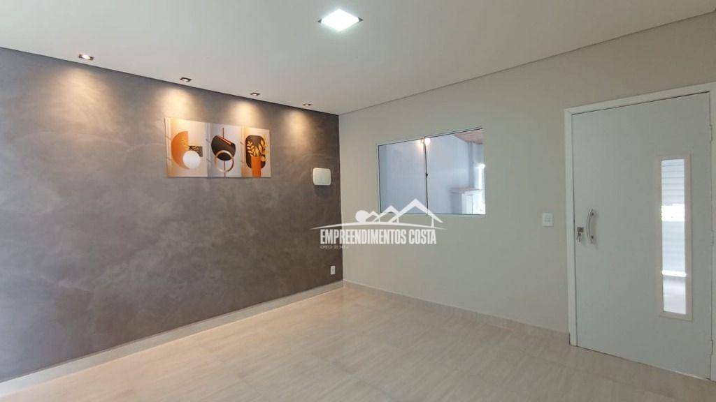 Casa à venda com 3 quartos, 117m² - Foto 1