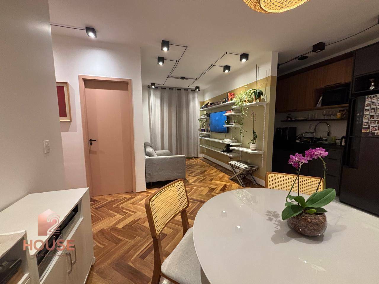 Apartamento à venda com 2 quartos, 67m² - Foto 1
