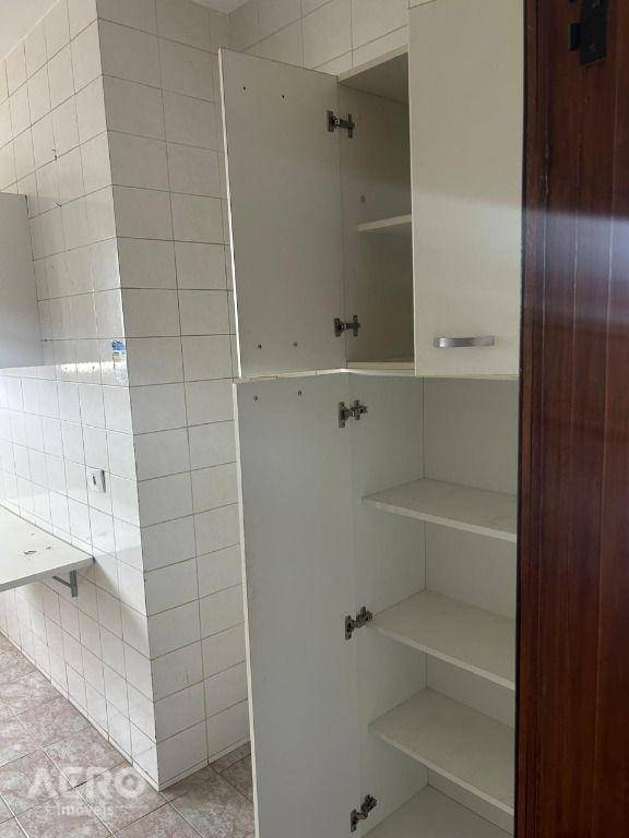 Apartamento à venda com 2 quartos, 70m² - Foto 2