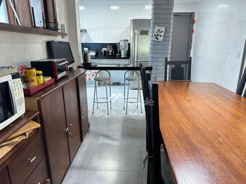 Casa à venda e aluguel com 3 quartos, 375m² - Foto 9