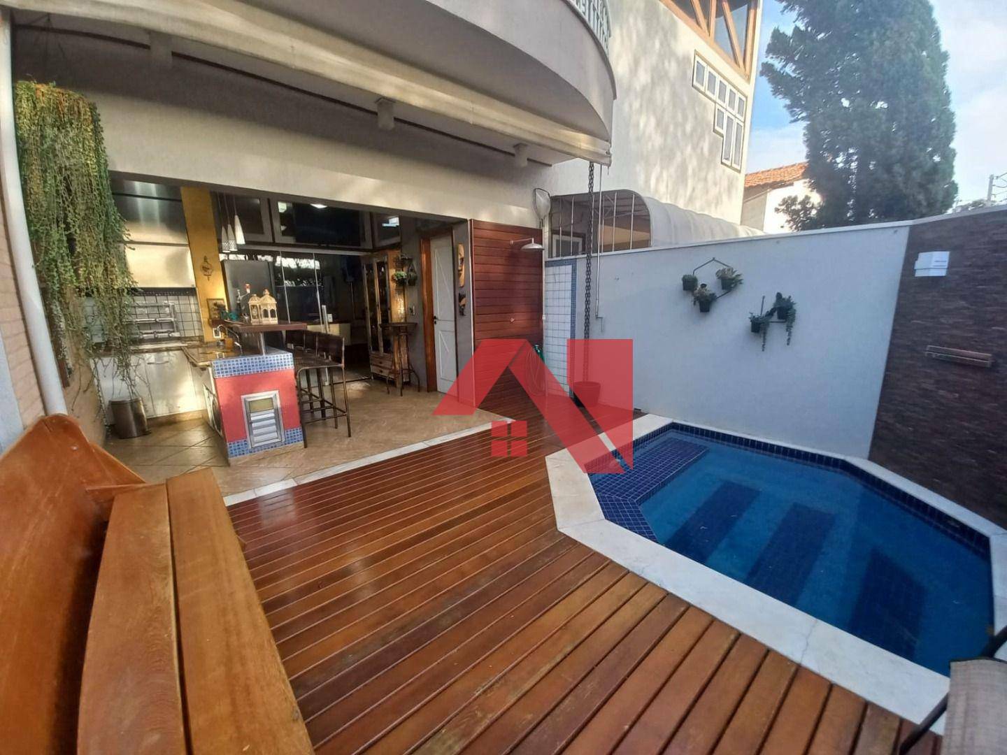 Sobrado à venda com 3 quartos, 380m² - Foto 1