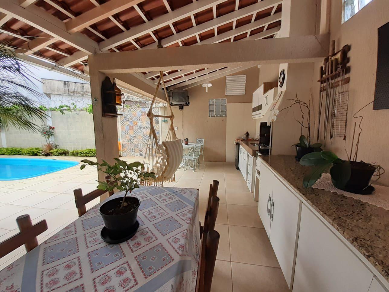 Casa à venda com 3 quartos, 200m² - Foto 1