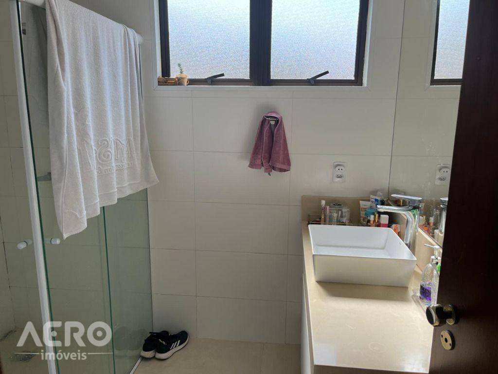 Casa de Condomínio à venda com 3 quartos, 338m² - Foto 3