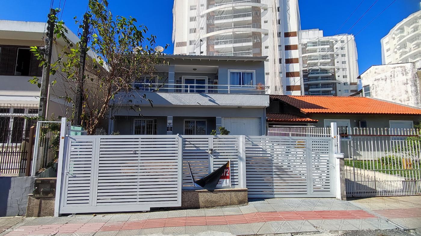 Casa à venda com 6 quartos, 220m² - Foto 3