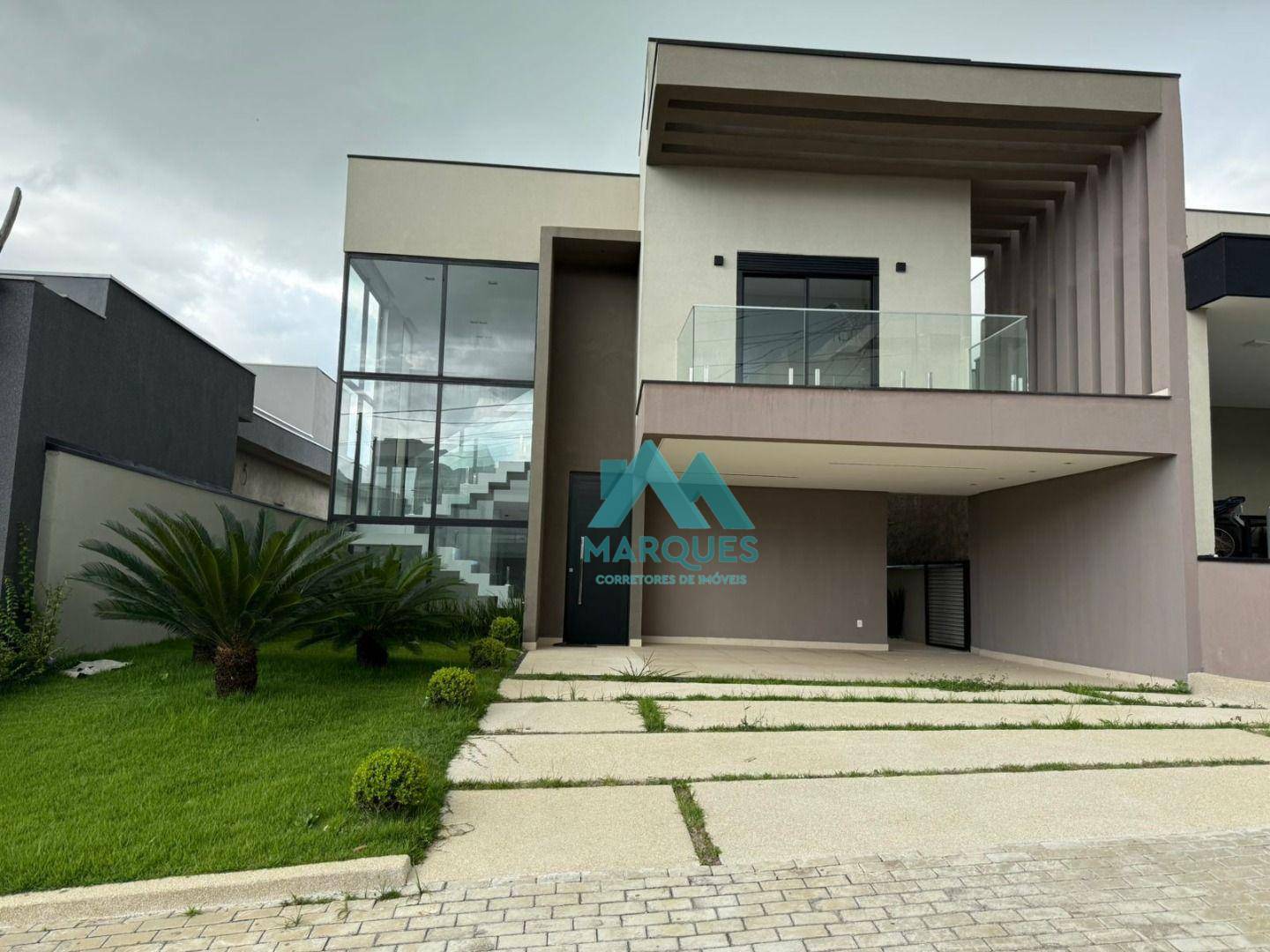 Sobrado à venda com 3 quartos, 242m² - Foto 1