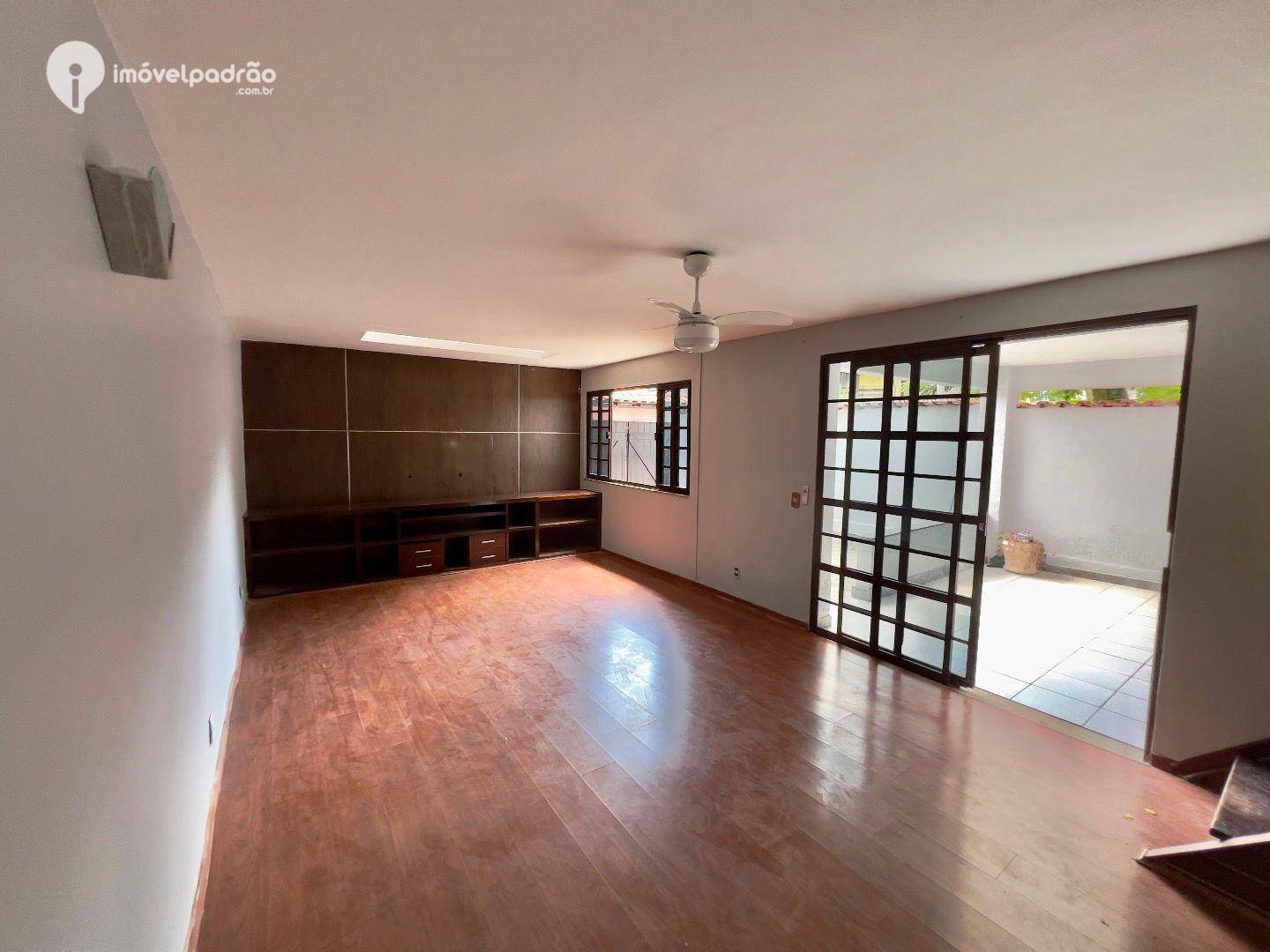 Casa de Condomínio à venda e aluguel com 3 quartos, 180m² - Foto 2