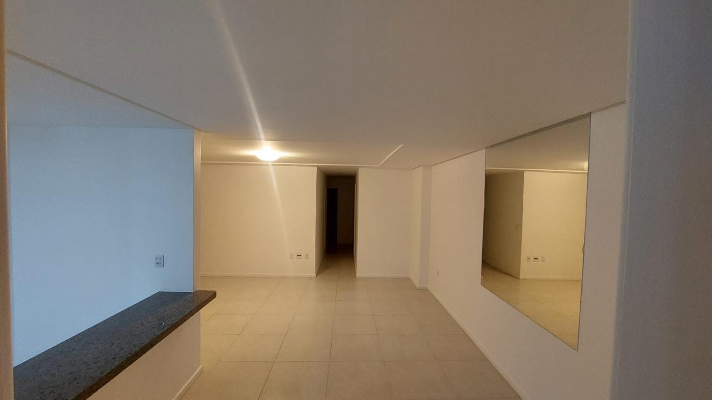 Apartamento à venda com 3 quartos, 198m² - Foto 3