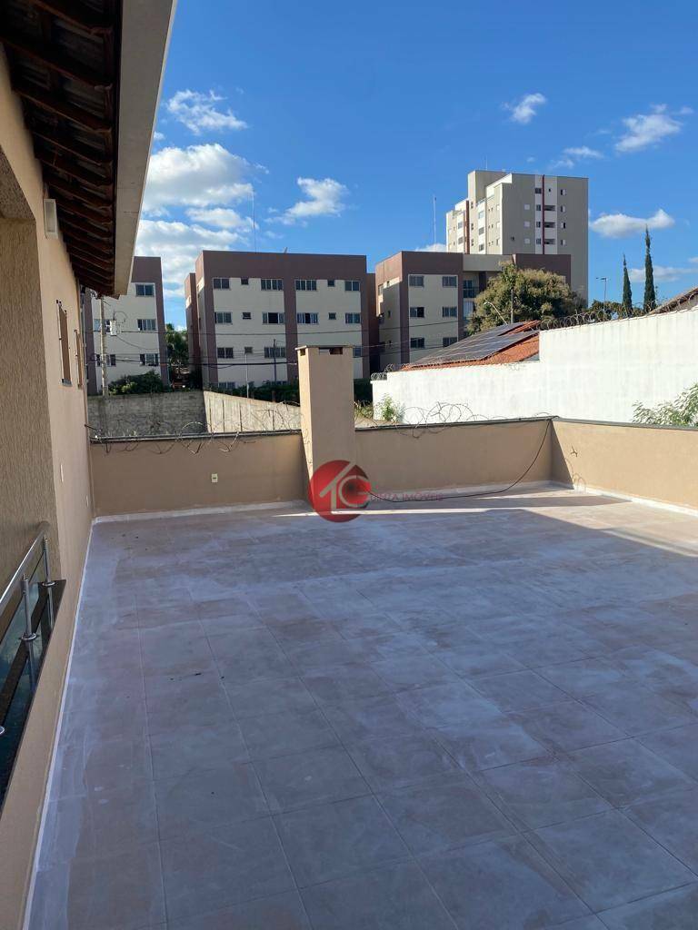 Sobrado à venda com 4 quartos, 272m² - Foto 3