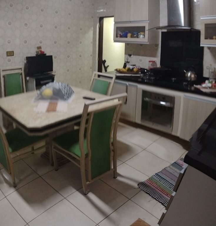 Sobrado à venda com 3 quartos, 220m² - Foto 1