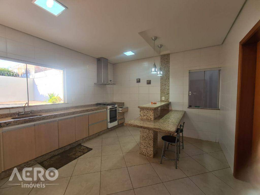 Casa à venda com 3 quartos, 340m² - Foto 32