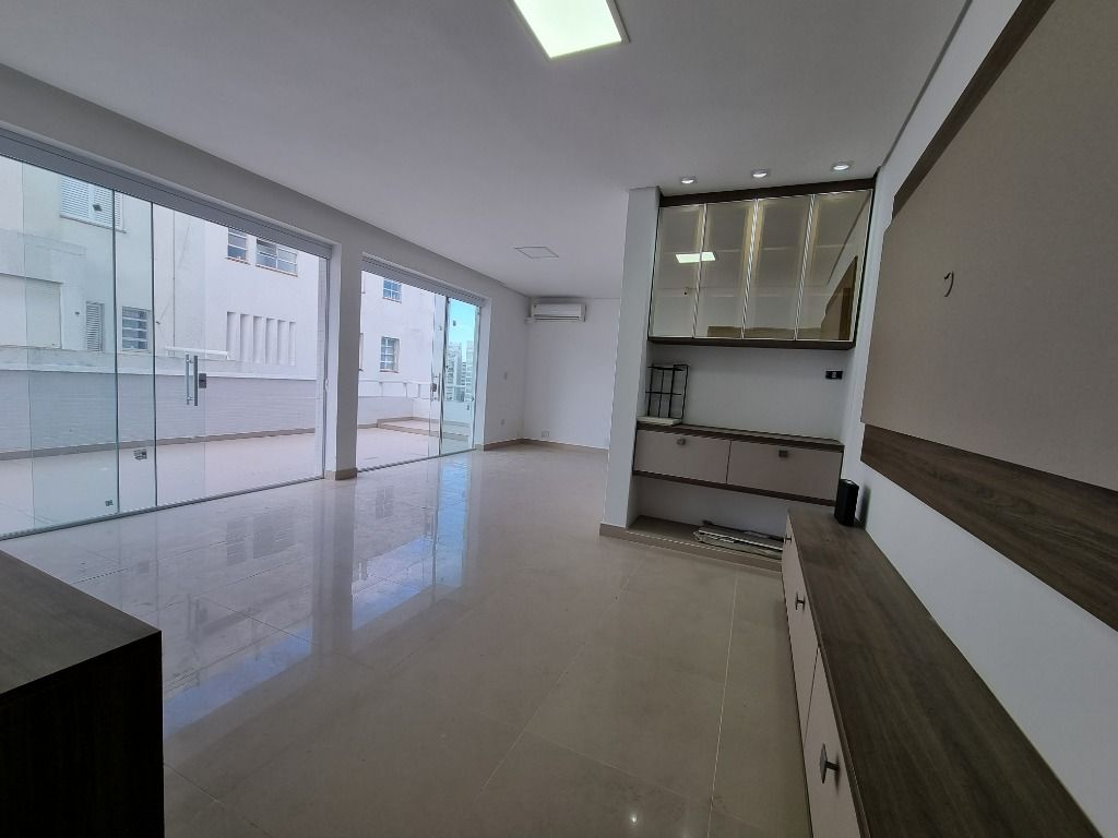 Apartamento à venda com 3 quartos, 180m² - Foto 2