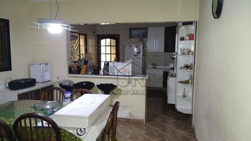 Casa à venda com 3 quartos, 200m² - Foto 1