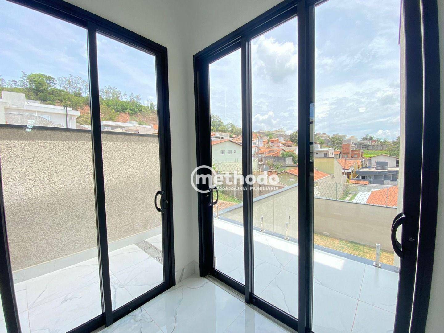 Casa de Condomínio à venda com 4 quartos, 244m² - Foto 2