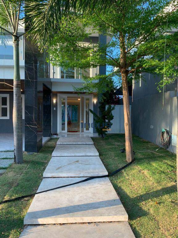 Casa de Condomínio à venda com 4 quartos, 270m² - Foto 1