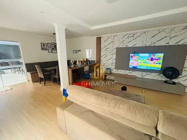 Sobrado à venda com 3 quartos, 210m² - Foto 1