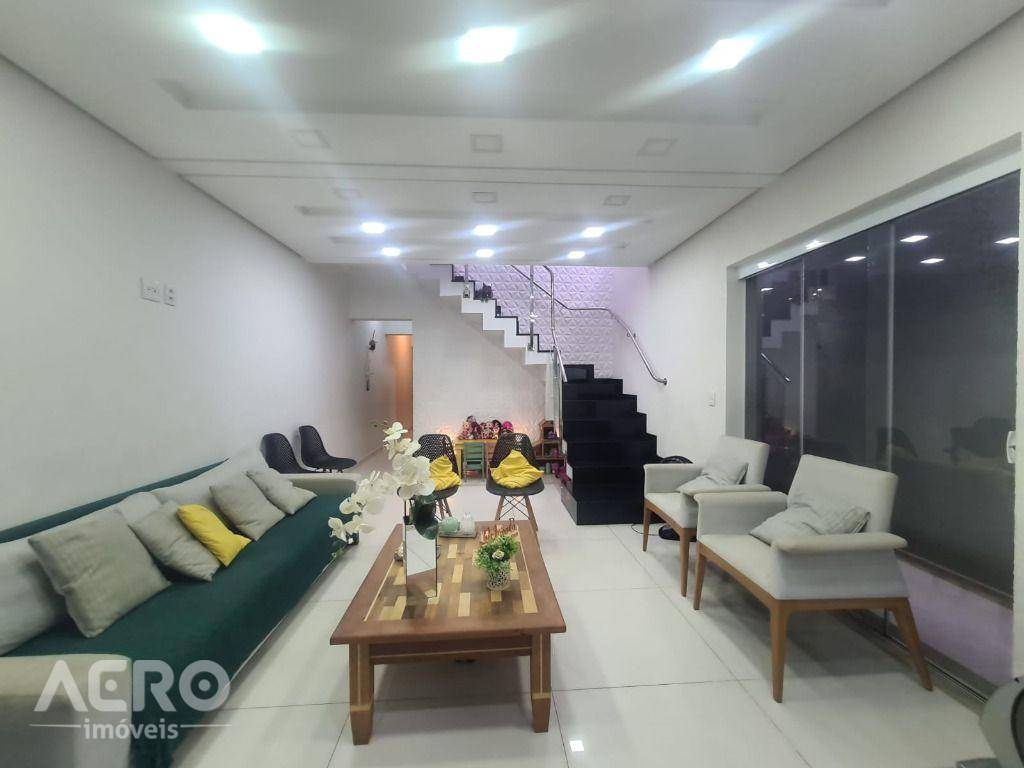 Casa à venda com 3 quartos, 260m² - Foto 1