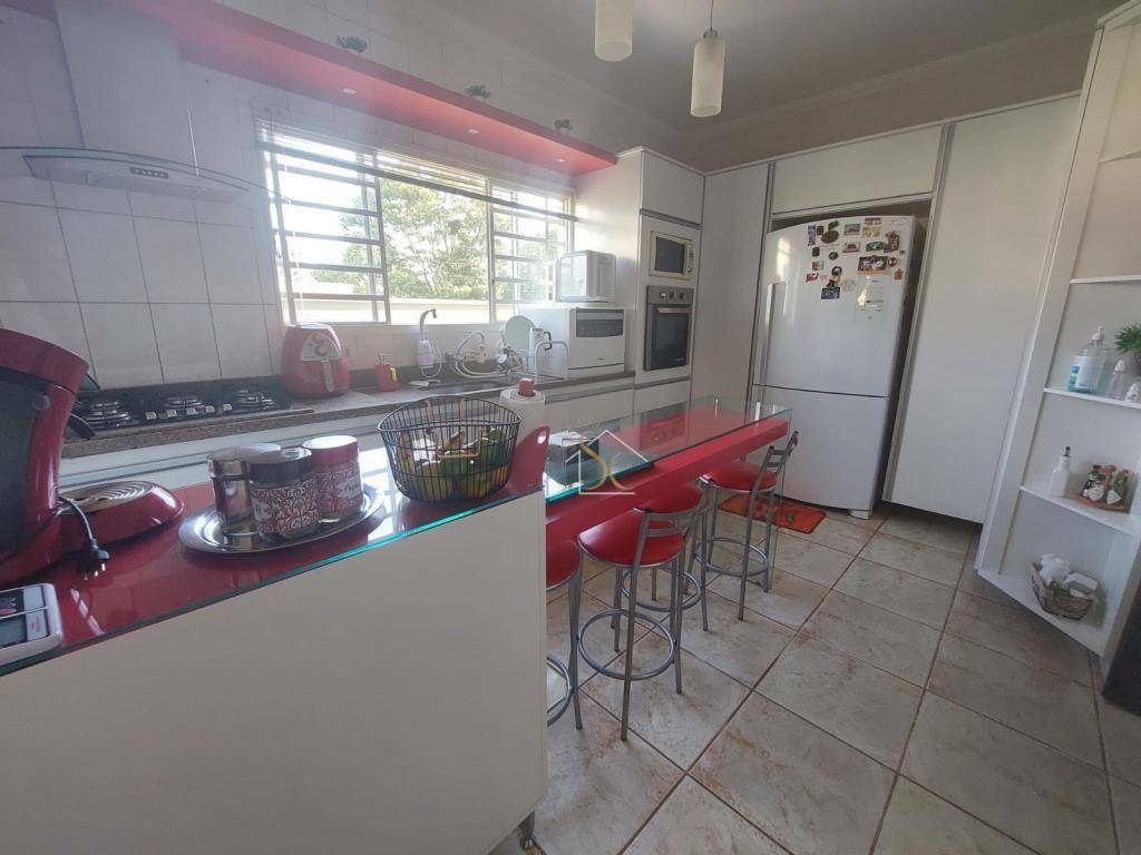 Casa à venda e aluguel com 3 quartos, 310m² - Foto 9
