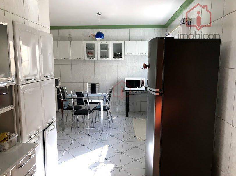 Casa à venda com 6 quartos, 220m² - Foto 10