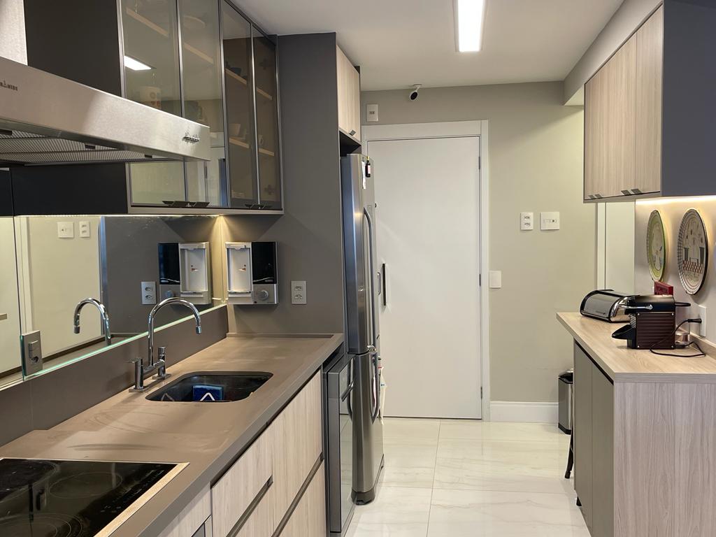 Apartamento à venda com 3 quartos, 137m² - Foto 2