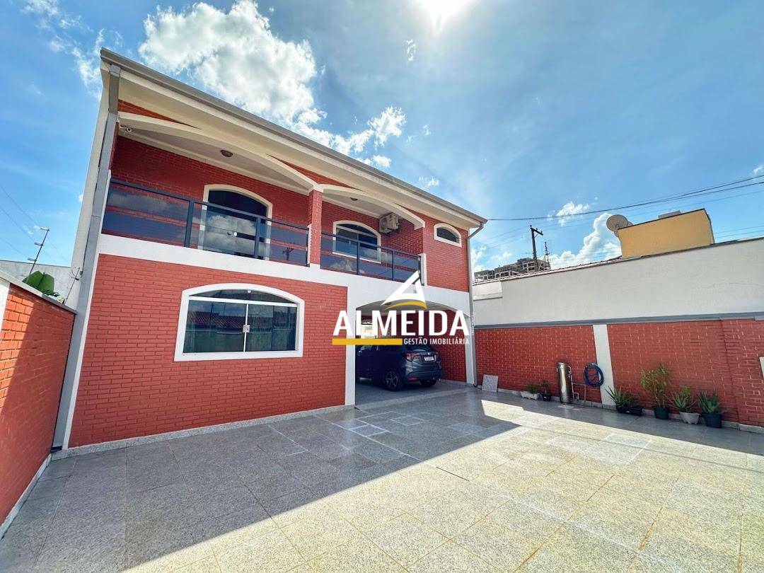 Casa, 4 quartos, 245 m² - Foto 1