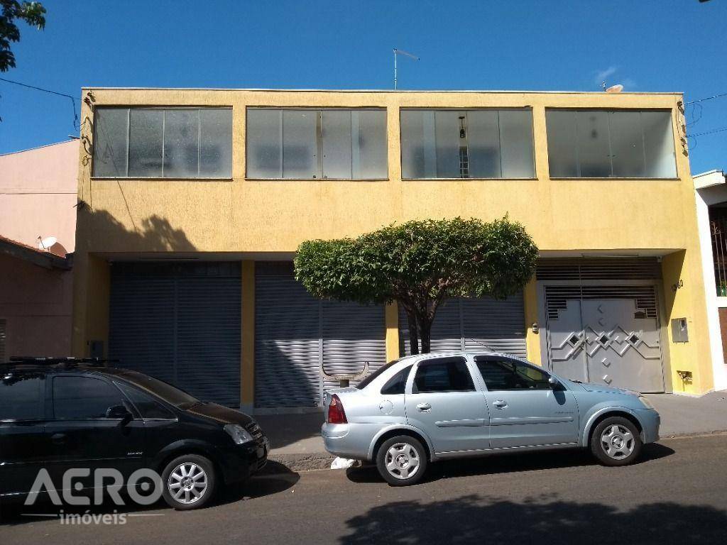 Casa à venda com 3 quartos, 218m² - Foto 1